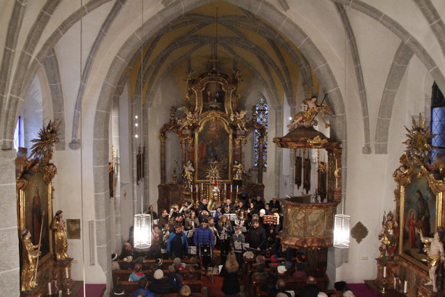 Der MV Aichberg-Waldkirchen spielt in der Pfarrkirche St. Nikolaus