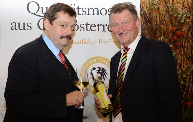 Experimentalphysiker Werner Gruber (li.) mit dem erfolgreichen Micheldorfer Mostsommelier Manfred Lungenschmied. | Foto: LK OÖ/Graf