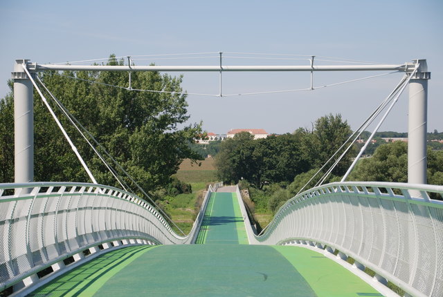 Ähnlich wie die Radbrücke bei Schloss Hof sollen die Querungen in Dürnkrut und Marchegg konzipiert werden.