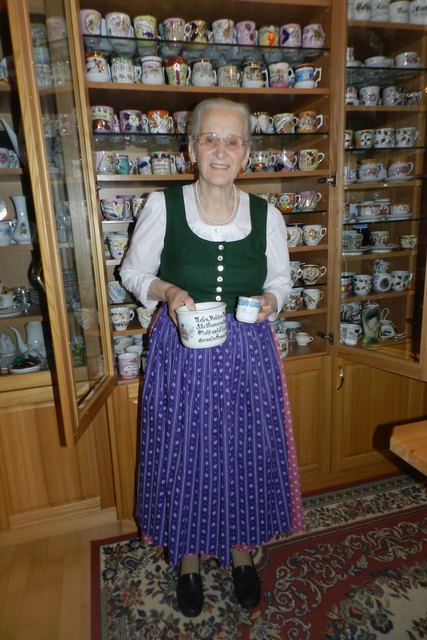 Katharina Groß zeigt stolz ihre große Häferlsammlung. mit dem kleinsten Häferl (re) hat alles begonnen.