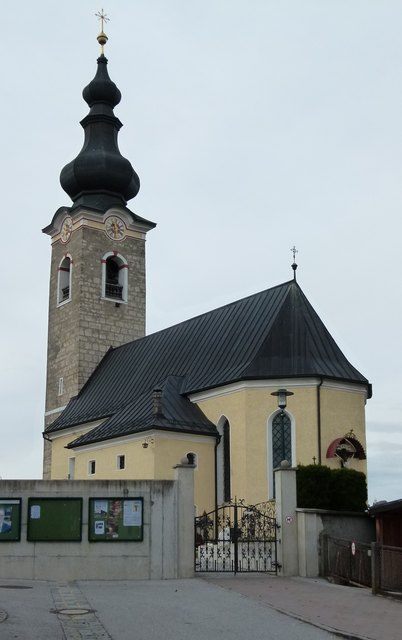 Begraben ist der Vater des Weihnachtsliedes bei der Kirche in Obereching.