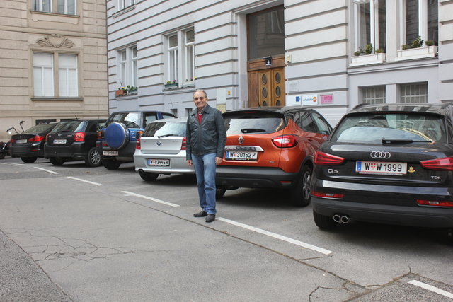 Bezirksvorsteher Plasch vor dem Haus Möllwaldplatz 4, wo sieben Schrägparkplätze für Anrainer vorgesehen sind.