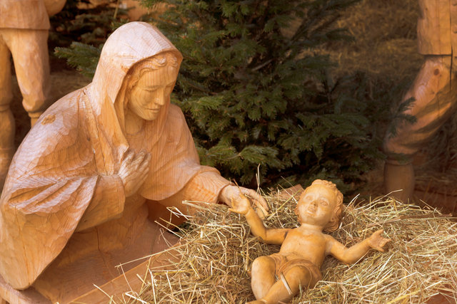 In Strobl im Saltkammergut ist eine lebensgroße handgeschnitze Krippe in der Weihnachtszeit zu sehen.