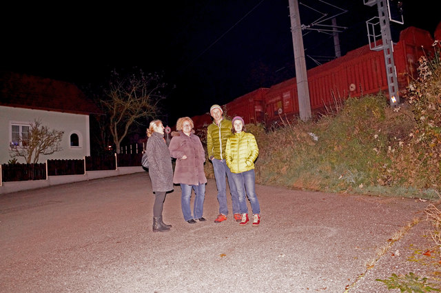 Marianne Turetschek, Irene Fellner sowie Judith und Gottfried Mandlburger sind es Leid, dass die Güterzüge durch Loosdorf rollen.