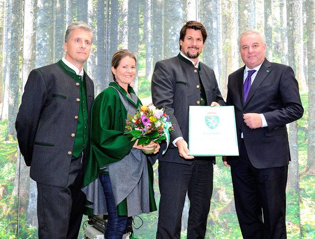 Landeshauptmann Hermann Schützenhöfer (r.) mit dem Geschäftsführer Manfred Steinwiedder, Claudia Kulturer und Eigentümer Christoph Kulturer (v. l.) | Foto: Strametz