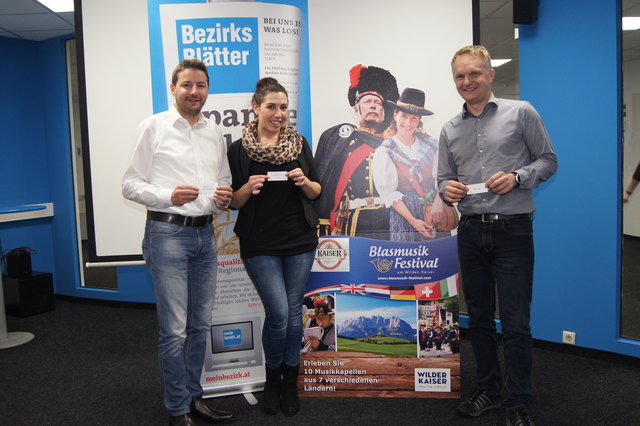 Präsentieren die Gewinner: Johannes Winkler und Georg Steiner (Organisation Blasmusikfestival), Franziska Prantl (BB-Marketing, M.)