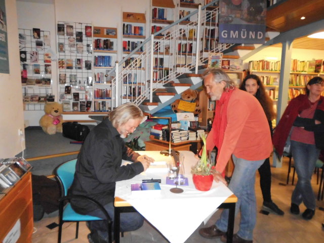 MIchael Weger signierte auch seine Bücher für das Publikum | Foto: Bibliothek Gmünd