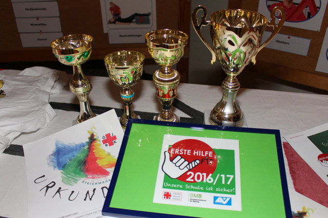 Pokale, Urkunden und eine Plakette für die NMS Mooskirchen