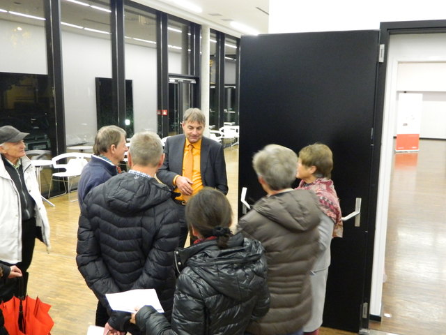 Auch nach dem Vortrag und der Diskussionsrunde stand Primar Gerd Rasp für persönliche Fragen zur Verfügung.