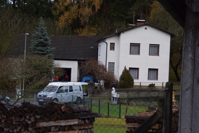Der Mord wurde vermutlich in diesem Haus in Puch begangen. Die Tatortgruppe ist vor Ort.