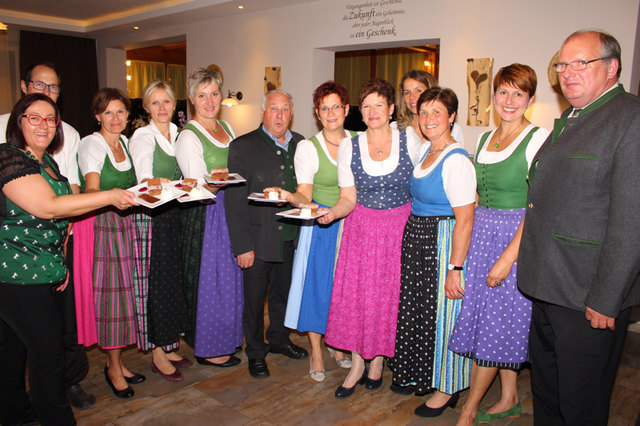 Beim Spengerwirt lauschten Bgm. Gottfried Preßler und Vize-Bgm. Johann Schmid dem Bäuerinnenchor. | Foto: Cescutti