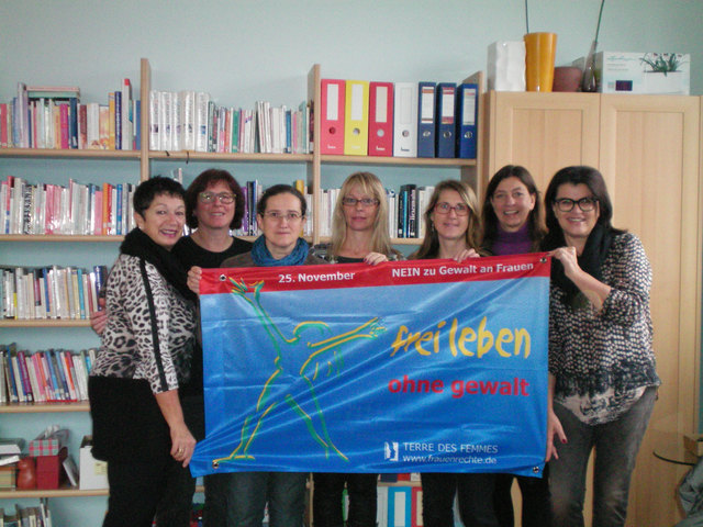 v.l.: Elisabeth Schuster, Sonja Kofelenz, Barbara Brejla, Edeltraud Wötzer, Regina Karen, Klaudia Henn-Meßmer, Liesi Pfurtscheller setzten ein Zeichen gegen Gewalt. | Foto: privat