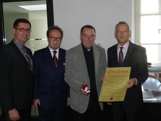 Karl Hirtenfelder (2.v.r.) erhielt den Ehrenring aus den Händen von Bürgermeister Heinz-Peter Krammer (2.v.l.) Vizebürgermeister Michael Knopf (links) und Vizebürgermeister Ernst Friedl.