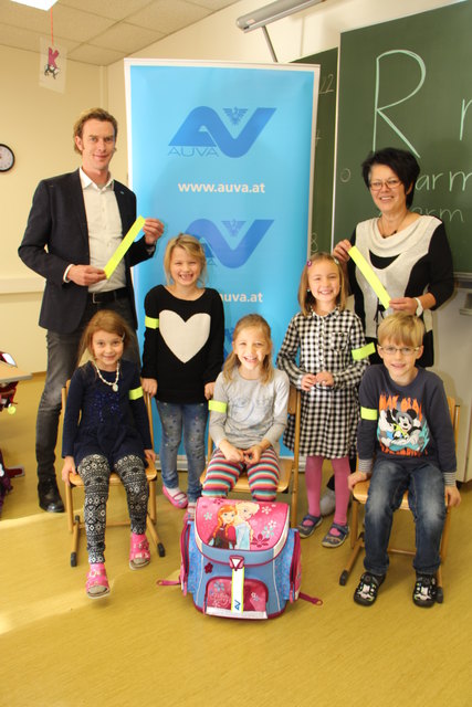 Melitta Streitmaier, Direktorin der Volksschule Leoben-Göss (r.), mit Christoph Mandl, BEd vom Unfallverhütungsdienst der AUVA – Landesstelle Graz (l.) und den Kindern der Volksschule Leoben-Göss. | Foto: AUVA/Lippitsch