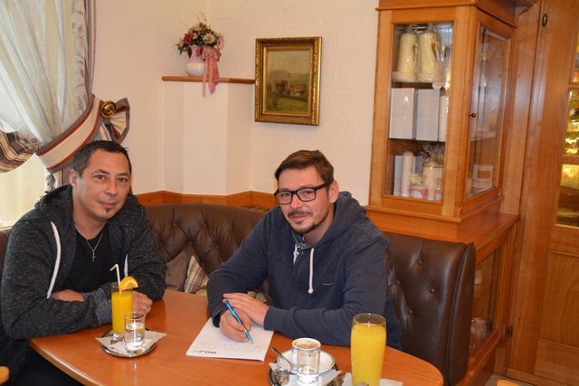 Der Austro-Rocker Franz Horvath unterhielt sich mit Bezirksblätter-Redakteur Roland Mayr im Café Reschinsky in Scheibbs. | Foto: privat