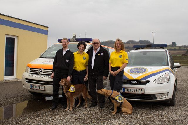Rupert Lorenz (Landesleiter-Stv. ÖRHB NÖ/Wien)
Birgit Richter (Hundeführerin Rettungshunde NÖ)
Werner Kirchner (Landesleiter ÖRHB NÖ/Wien)
Karin Kuhn (Geschäftsführende Obfrau Rettungshunde NÖ) Hündin Luna und Hündin June | Foto: Rettungshunde Niederösterreich
