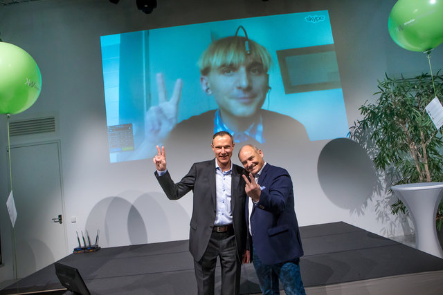 Eines der Highlights beim NÖ Kreativ-Wirtschafts-Kongress 2016: Neil Harbisson (auf der Videowall im Hintergrund), der weltweit erste amtlich anerkannte Cyborg