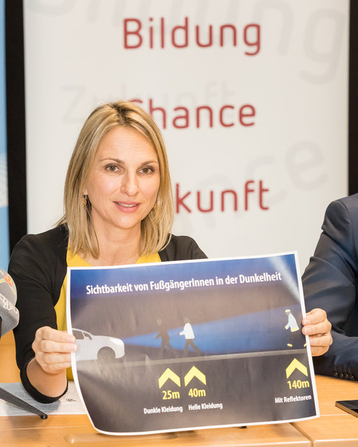 Sabine Kaulich vom Kuratorium für Verkehrssicherheit warnt vor den Gefahren für Fußgänger in der Dunkelheit. | Foto: KfV/Gerhard Buchacher