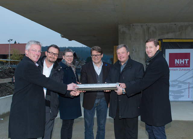 Zeitkapsel: Bgm. Singer, Bgm. Prinz, M. Schäfer, H. Gschwentner (beide NHT), LR Tilg, Bgm. Peer (v.l.n.r.)