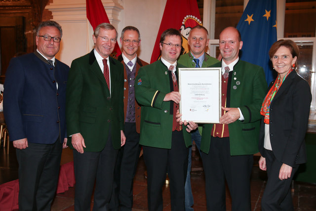 Die Bauernmusikkapelle Bischofshofen mit Obmann Sepp Steinberger und Kapellmeister Klaus Vinatzer erhielt den Blasmusikpreis Stufe II. | Foto: Franz Neumayr