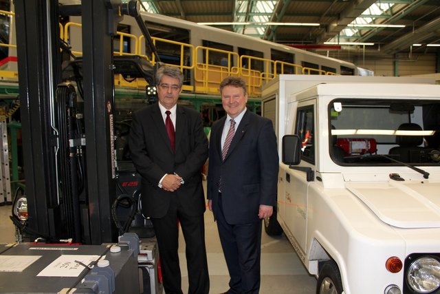 Vostandsvorsitzerder Siemens Ag Österreich Wolfgang Hesoun (li.) mit Wohnbaustadtrat Michaal Ludwig vor dem E-Car für die Werkspostverteilung