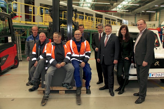Das Siemens-Stapefahrerteam vor ihrem neuen, energiebewussten Linde E-Stapler - daneben Wolfgang Hesoun, Michael Ludwig und Julia Girardi-Hoog