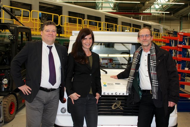 Robert Knotek (Business Administration), Projektleiterin Julia Girardi-Hoog (MA 25) und Logistik-Leiter Georg Wolfram vor dem Siemens Werkspost-E-Car (v.li.n.re)