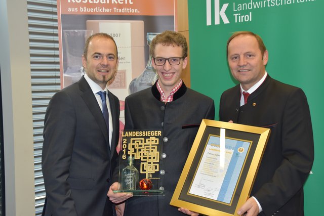 Landessieger 2016 in der Sparte Liköre: Fabian Koller, Söll mit LK Präs. Hechenberger und LHStv. Geisler