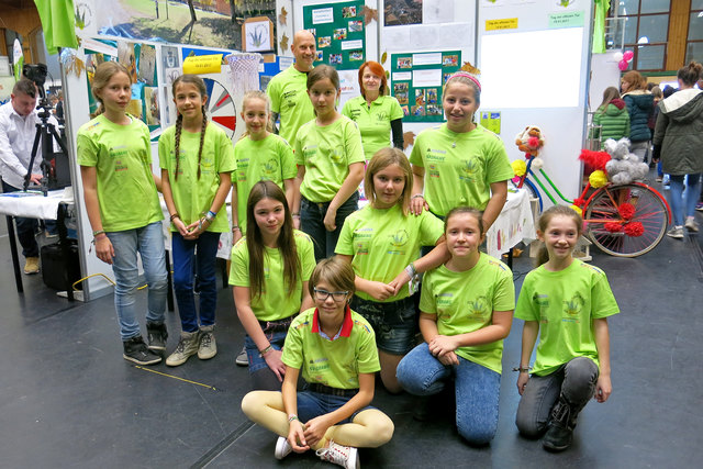 Die NMS Großsteinbach mit ihren Schülern auf der Hartberger Bildungsmesse. Die musikalische Darbietungen der Kinder fanden großen Anklang beim Publikum. | Foto: Gross