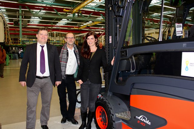 Robert Knotek (Business Administration), Logistik-Leiter Georg Wolfram mit Projektleiterin Julia Girardi-Hoog (MA 25) vor dem neuen Linde E-Stapler (v.li.n.re)