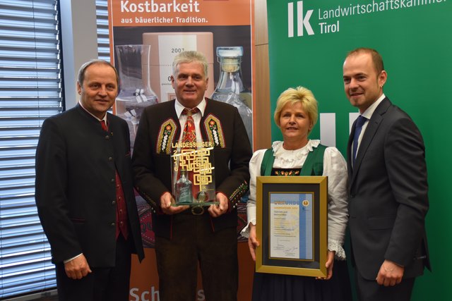 Landessieger Brände: Gabriele und Helmut Mair, Sautens mit LK Präs. Hechenberger und LHStv. Geisler