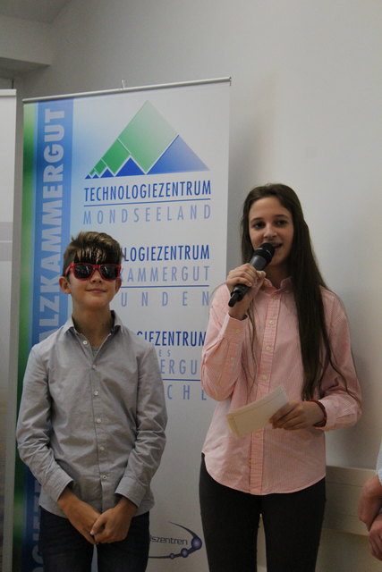 Schülerin Stefanie interviewt Wimpertierchen Alois.