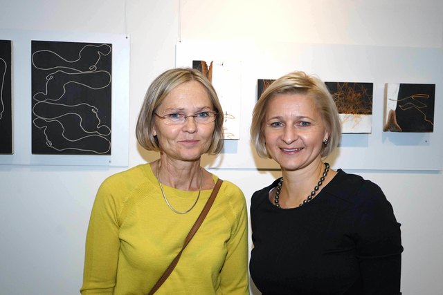 Doris Grössl-Alpenheim und Evelyn Geiger-Anker bei der Vernissage.