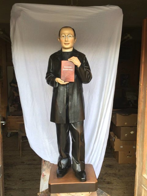 Die Statue des - in Piller geborenen - Pfarrers Otto Neururer steht in der Vorhalle der Fließer Barbarakirche. Das Religionsheft von Reinhold Stecher in der Hand haltend, erinnert die Figur daran, dass der selige Pfarrer von Götzens, Katechet des späteren Bischofs Reinhold war.