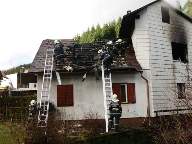 Die Feuerwehr musste die Dachhaut öffnen. | Foto: FF Mitterbach
