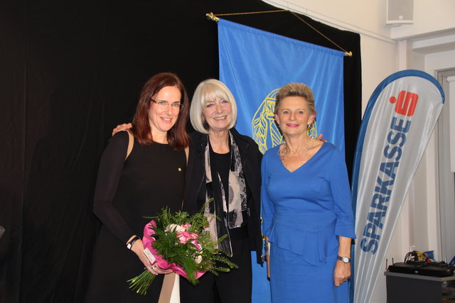 KArin Fertl, Präsidentin der Neustädter Sorptimistinnen, ERika Pluhar und und Gastgeberin Andrea Klemm.