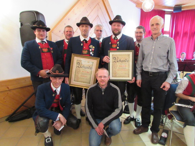 Die geehrten Musikanten und jene, die die Kapelle verlassen mit Obmann Hanspeter Zangerl, Kapellmeister Josef Schwenninger, Jugendreferent Mario Spiss und Vbgm. Viktor Reich.
