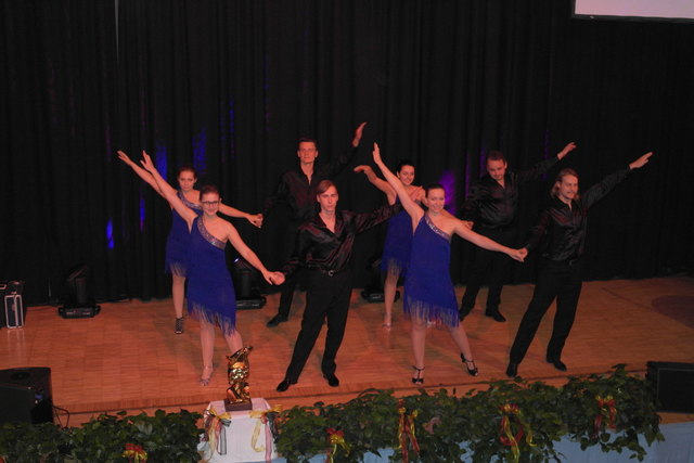 Vier Paare der Tanzschule Glauninger legten heiße Tänze aufs Parkett.