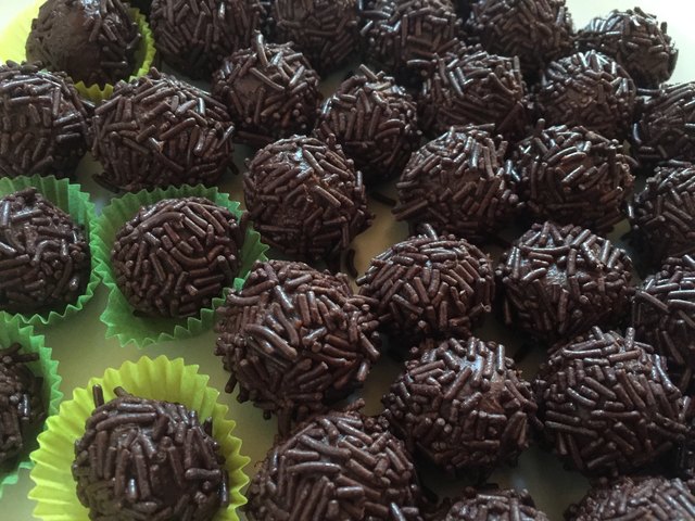 Brigadairos sind brasilianische Schokoladekugeln und kinderleicht zuzubereiten. | Foto: skn