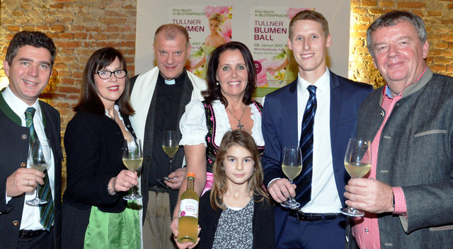 Bürgermeister Peter Eisenschenk, Lucia Nistler, Pfarrer Krzysztof Kowalsky, Eva Koloseus, Winzer Michael Bauer und Direktor Peter Höckner. | Foto: MVM