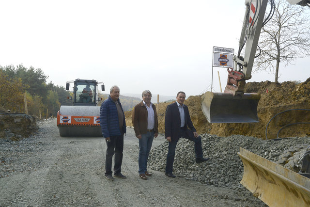 Verkehrslandesrat Helmut Bieler (rechts) besichtigte die Baustelle gemeinsam mit Heiligenbrunns Vizebürgermeister Dietmar Babos (Mitte) und Gemeinderat Johann Keller. | Foto: SPÖ