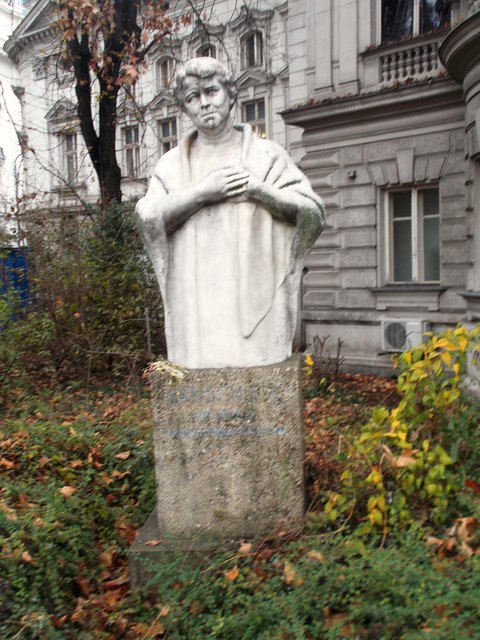 Hansi Niese: Schade, daß man die Inschrift am Denkmal der berühmten Volksschauspielerin nicht mehr lesen kann