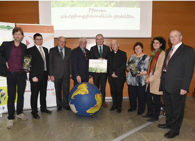 Pfarrer Anton Aichinger, Fr. Beate Figl, Fr. Anna Eisner
Bischof Klaus Küng, LR Dr. Stephan Pernkopf, Hr. Leopold Leinfellner, Hr Franz Vojtech, Präsident Armin Haiderer, Umweltreferent Axel Isenbart | Foto: NLK Reinberger