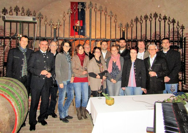 Weinbauverein Kreuzstetten mit Obmann Hubert Ullmann und LA Manfred Schulz im Keller von Lambert Freudhofmaier.