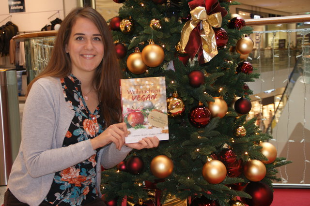 Die Salzburgerin Claudia Luger-Bazinger mit ihrem neu erschienenen Buch "Weihnachten Vegan".