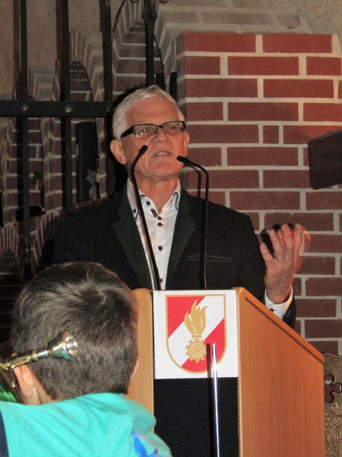 Warum man beim Weintrinken von fünf Stufen nur auf der dritten Stufe bleiben sollte erklärte Reinhart Püringer in Versen.