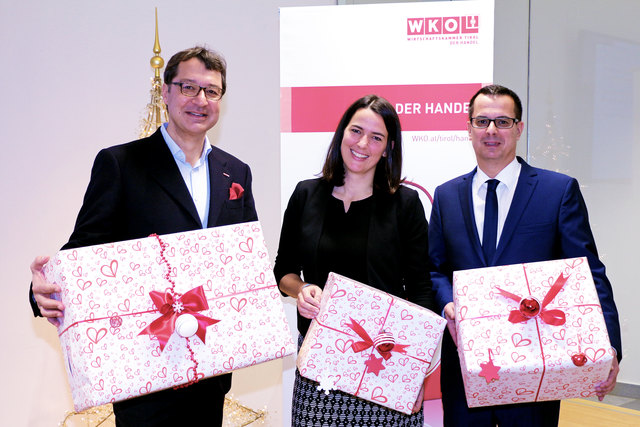 Blicken dem Weihnachtsgeschäft optimistisch entgegen (v. l.): Handelsobmann Martin Wetscher, WK-Vizepräsidentin Barbara M. Thaler und Ernst Gittenberger von der KMU Forschung Austria. | Foto: WKT