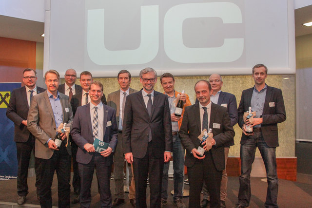Neun Betriebe, die von Beginn an beim Umwelttechnik-Cluster waren, wurden von Wirtschaftslandesrat Michael Strugl geehrt (v.l.): Christian Kahr (AGRU Kunststofftechnik), Helmut Kraus (Aigner), Gerald Hanisch (RUBBLE MASTER HMH), Peter Stöckler (Energie AG), Christian Maurer (UC-Manager), Rudolf Ochsner (UNIHA Wasser Technologie), Michael Strugl, Aurel Lübke (Compost Systems), Johann Erler (Pöttinger), Christian Ehrengruber (OÖ. Landes-Abfallverwertungsunternehmen), Maximilian Hauer  (Kappa Filter Systems). | Foto: Umwelttechnik-Cluster
