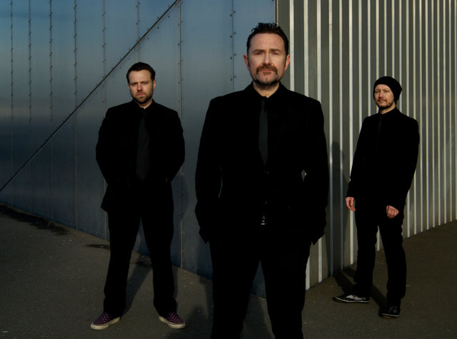 "Disquiet" heißt das aktuelle Studioalbum der kultigen nordirischen Rocker Therapy? rund um Sänger Andy Cairns (Mitte). | Foto: Tom Hoad