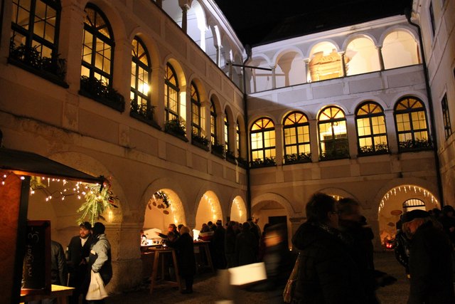 Zauberhafter Weihnachtsmarkt auf Schloss Katzenberg Ried